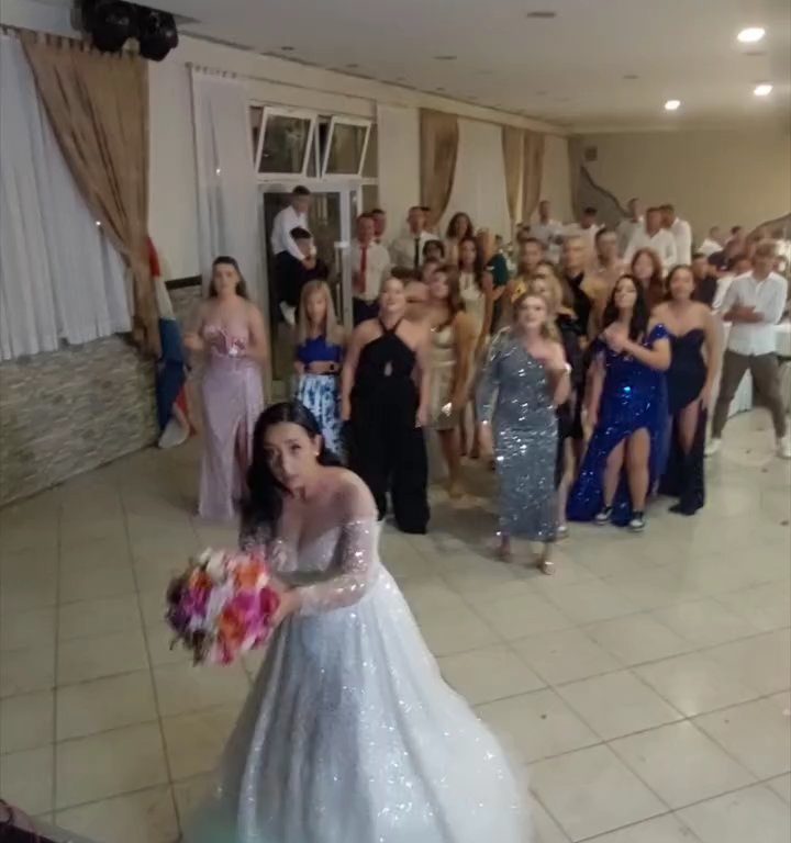 La mariée lance un bouquet et le mariage se termine par une bagarre : invitez les cuisses en l'air, vidéo