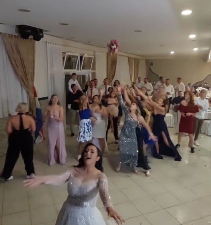 Novia arroja ramo y boda termina en pelea: invitan a los muslos al aire, video