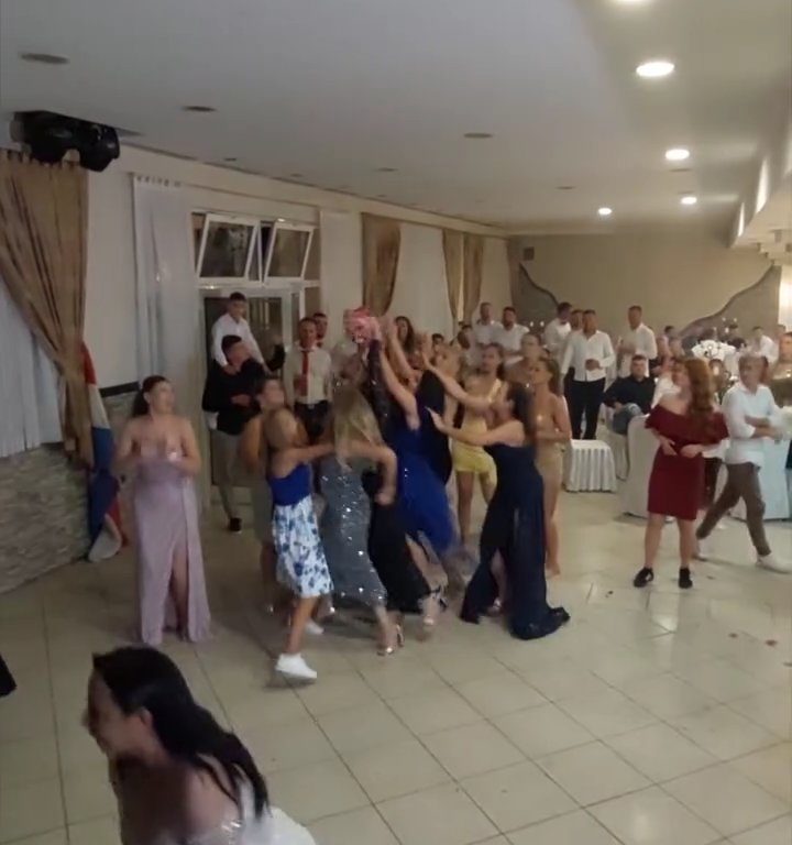 La mariée lance un bouquet et le mariage se termine par une bagarre : invitez les cuisses en l'air, vidéo