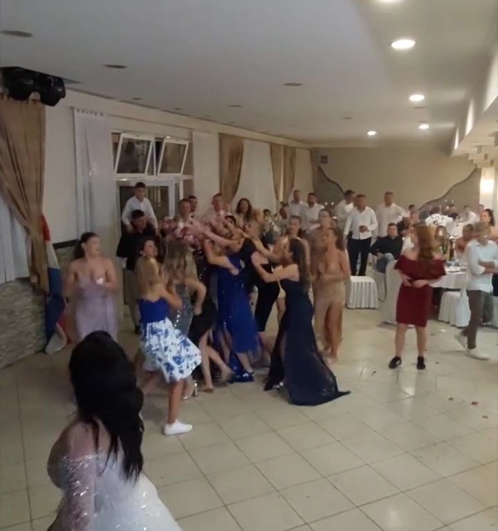 Sposa lancia bouquet e matrimonio finisce in rissa: invitate cosce all'aria, video