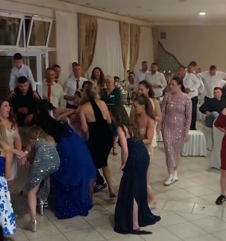 Novia arroja ramo y boda termina en pelea: invitan a los muslos al aire, video