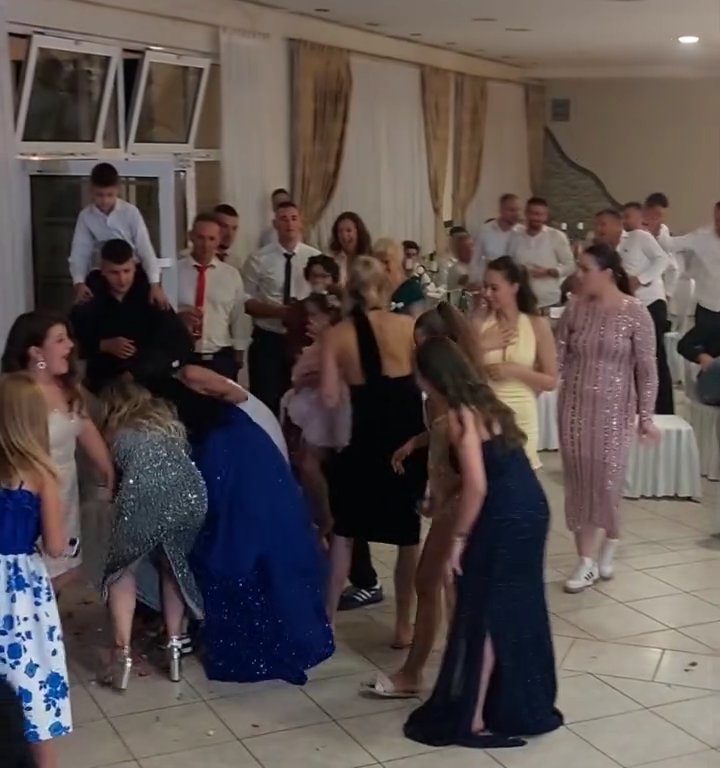 Sposa lancia bouquet e matrimonio finisce in rissa: invitate cosce all'aria, video