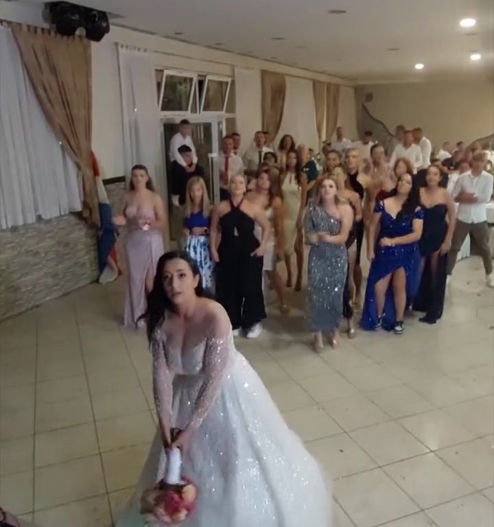 Novia arroja ramo y boda termina en pelea: invitan a los muslos al aire, video