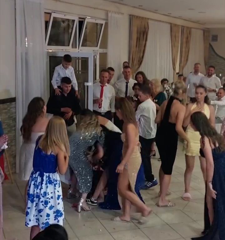 La mariée lance un bouquet et le mariage se termine par une bagarre : invitez les cuisses en l'air, vidéo