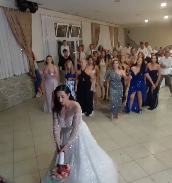 Novia arroja ramo y boda termina en pelea: invitan a los muslos al aire, video