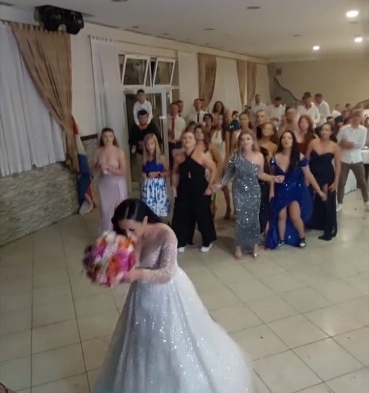 La mariée lance un bouquet et le mariage se termine par une bagarre : invitez les cuisses en l'air, vidéo