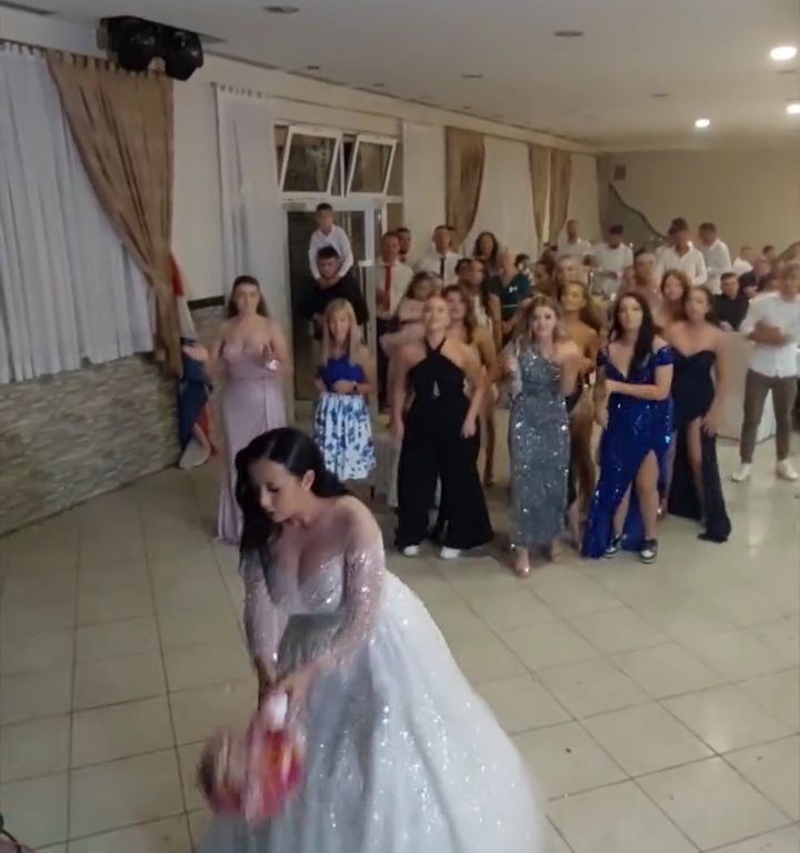 La mariée lance un bouquet et le mariage se termine par une bagarre : invitez les cuisses en l'air, vidéo