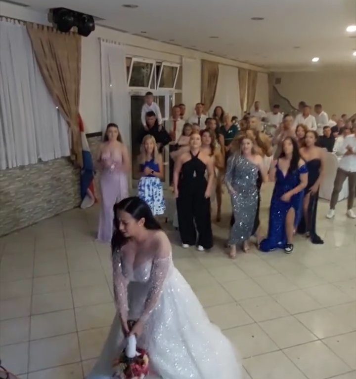 La mariée lance un bouquet et le mariage se termine par une bagarre : invitez les cuisses en l'air, vidéo