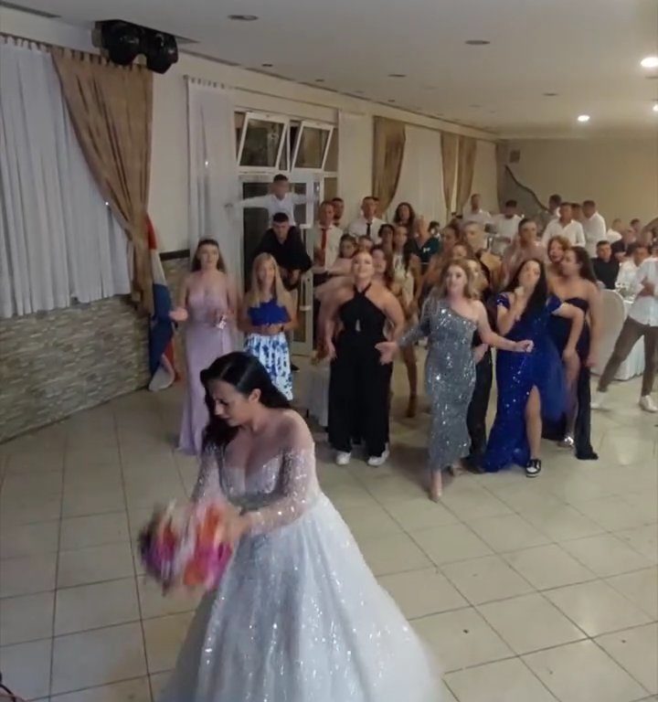 Braut wirft Blumenstrauß und Hochzeit endet in Schlägerei: Einladung streckt die Schenkel in die Luft, Video