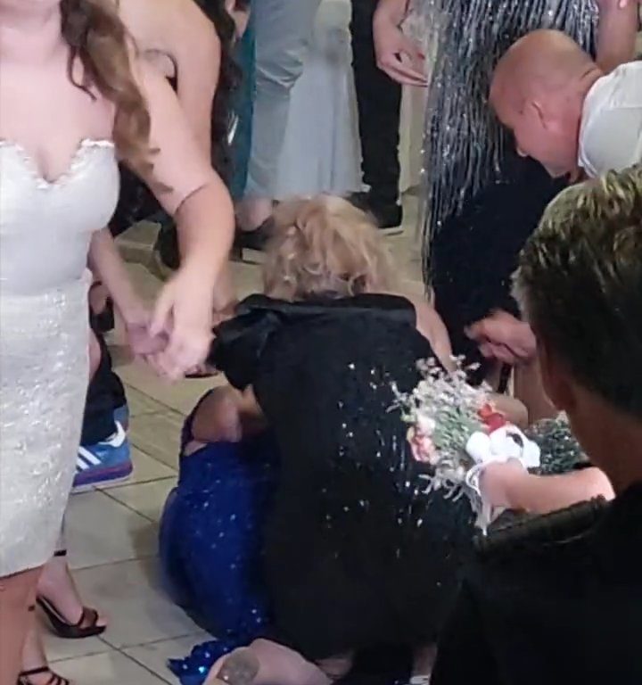 Braut wirft Blumenstrauß und Hochzeit endet in Schlägerei: Einladung streckt die Schenkel in die Luft, Video