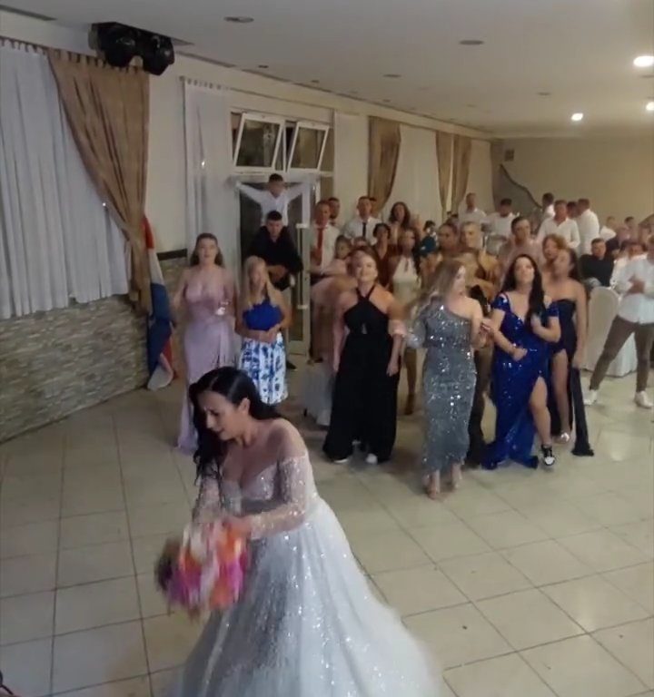 Sposa lancia bouquet e matrimonio finisce in rissa: invitate cosce all'aria, video