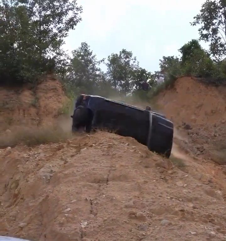 Un SUV s'écrase dans une pente lors d'une course illégale : le conducteur expulsé, vidéo choquante