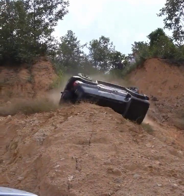 Suv precipita in scarpata durante gara illegale: autista sbalzato fuori, video shock