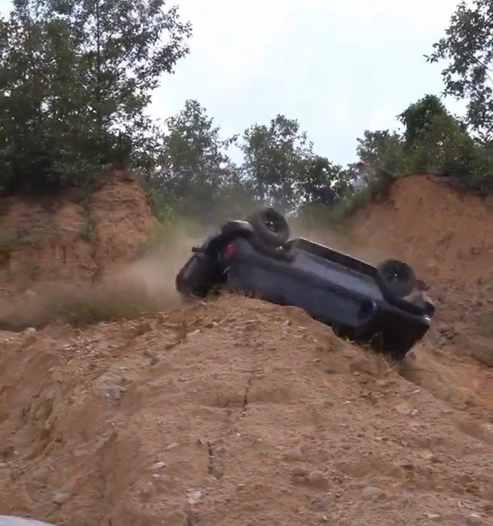 Suv precipita in scarpata durante gara illegale: autista sbalzato fuori, video shock