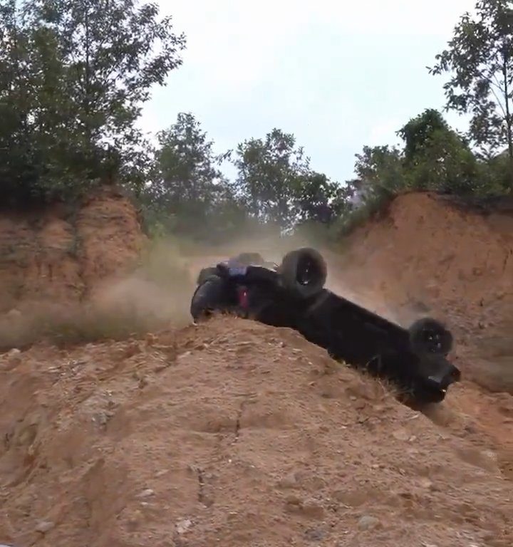 Suv precipita in scarpata durante gara illegale: autista sbalzato fuori, video shock