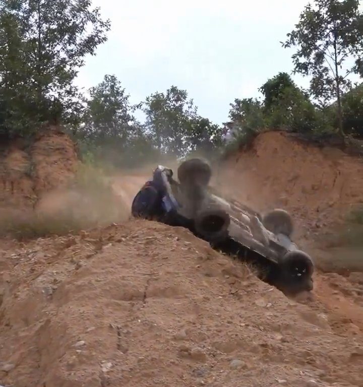 Suv precipita in scarpata durante gara illegale: autista sbalzato fuori, video shock