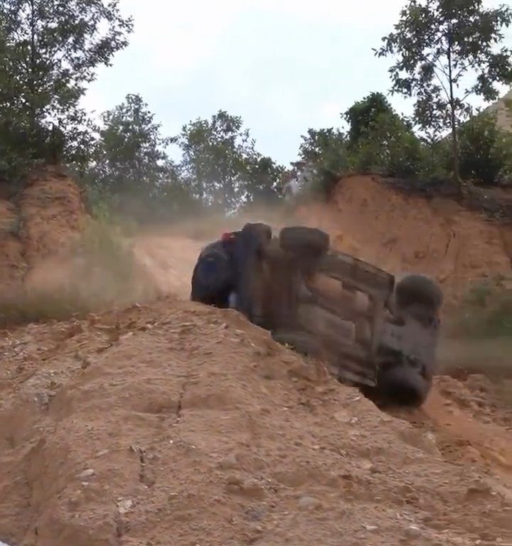 Suv precipita in scarpata durante gara illegale: autista sbalzato fuori, video shock