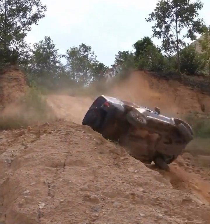 Un SUV s'écrase dans une pente lors d'une course illégale : le conducteur expulsé, vidéo choquante