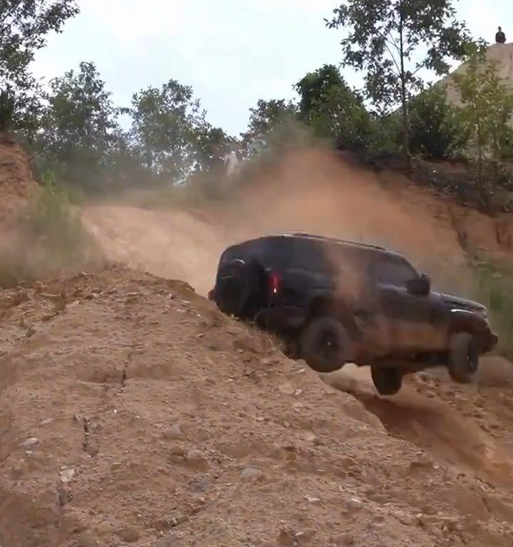 Un SUV s'écrase dans une pente lors d'une course illégale : le conducteur expulsé, vidéo choquante