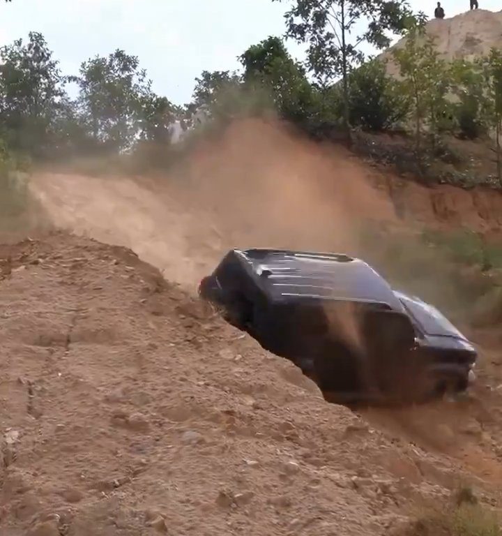 Un SUV s'écrase dans une pente lors d'une course illégale : le conducteur expulsé, vidéo choquante