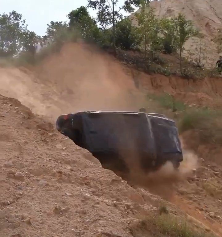 Un SUV s'écrase dans une pente lors d'une course illégale : le conducteur expulsé, vidéo choquante