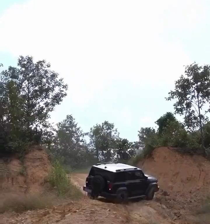 Un SUV s'écrase dans une pente lors d'une course illégale : le conducteur expulsé, vidéo choquante