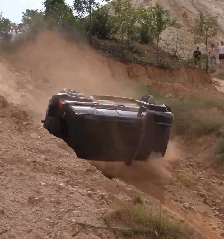 Un SUV s'écrase dans une pente lors d'une course illégale : le conducteur expulsé, vidéo choquante