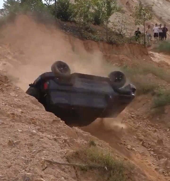 Un todoterreno se estrella por una pendiente durante una carrera ilegal: el conductor es expulsado, vídeo impactante