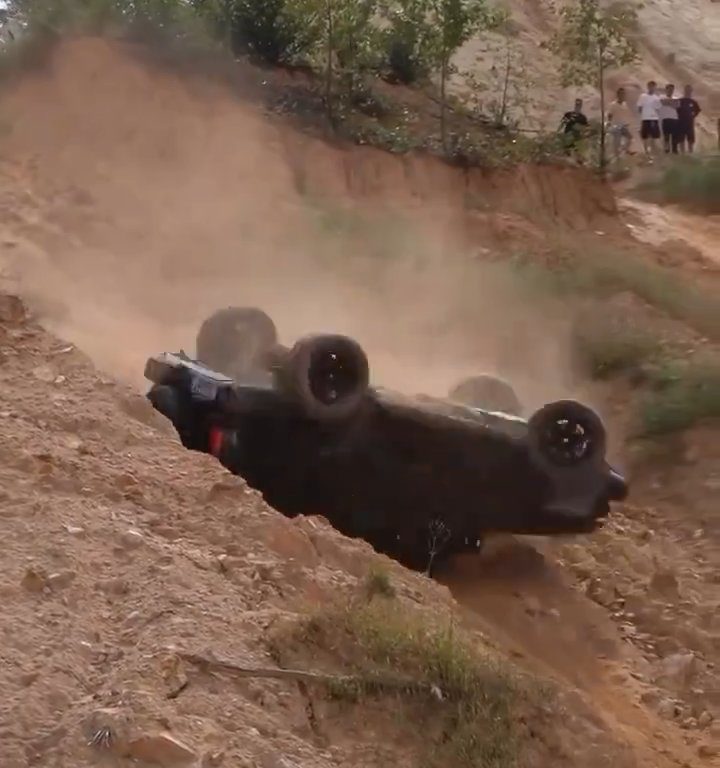 Un SUV s'écrase dans une pente lors d'une course illégale : le conducteur expulsé, vidéo choquante