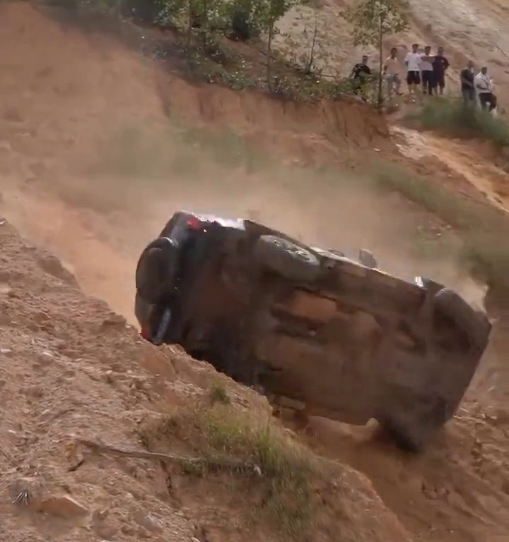 Un todoterreno se estrella por una pendiente durante una carrera ilegal: el conductor es expulsado, vídeo impactante