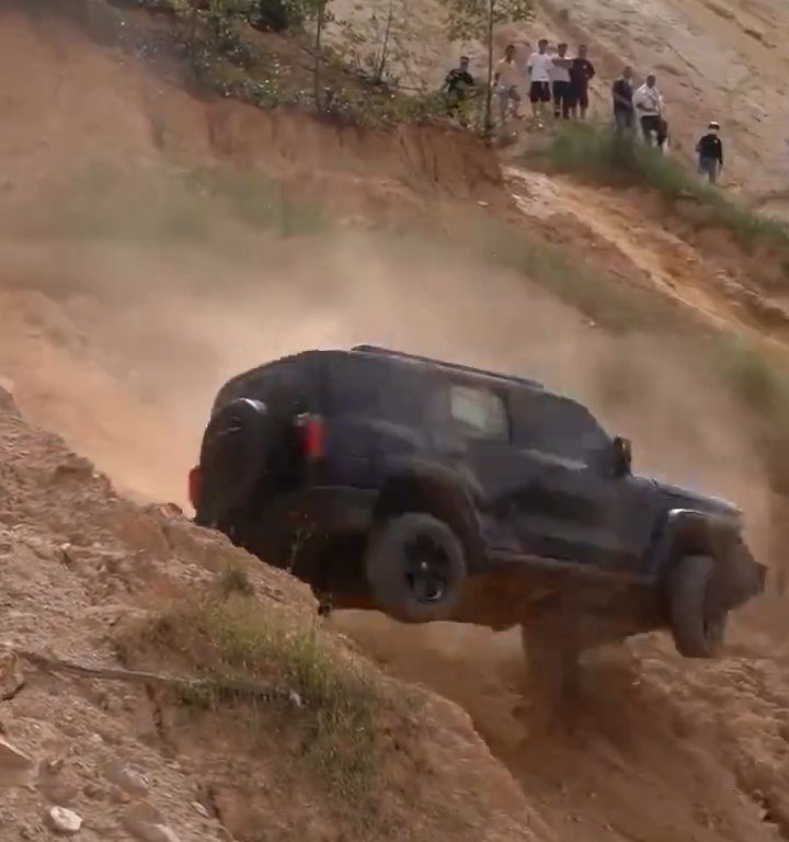 Un SUV s'écrase dans une pente lors d'une course illégale : le conducteur expulsé, vidéo choquante