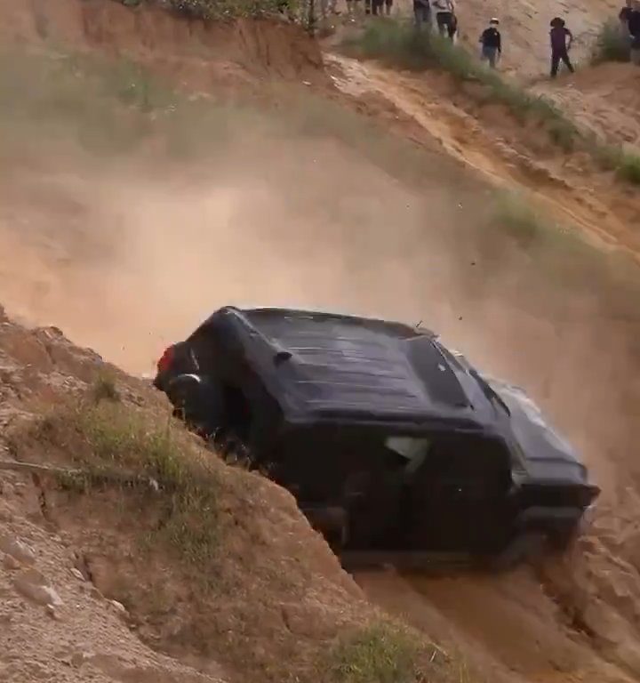 Un todoterreno se estrella por una pendiente durante una carrera ilegal: el conductor es expulsado, vídeo impactante