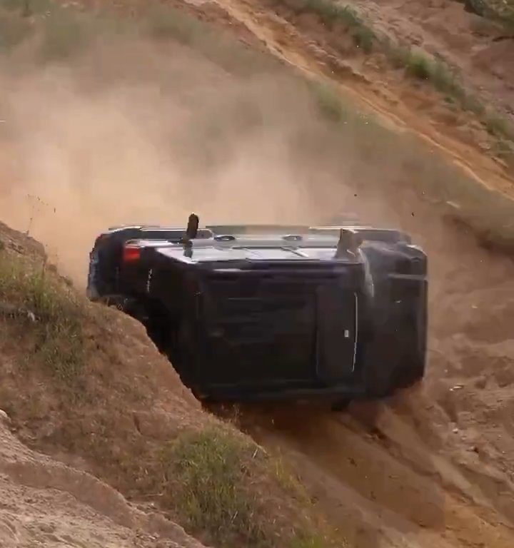 Un SUV s'écrase dans une pente lors d'une course illégale : le conducteur expulsé, vidéo choquante