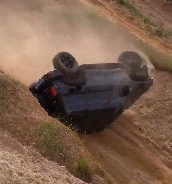 Suv precipita in scarpata durante gara illegale: autista sbalzato fuori, video shock