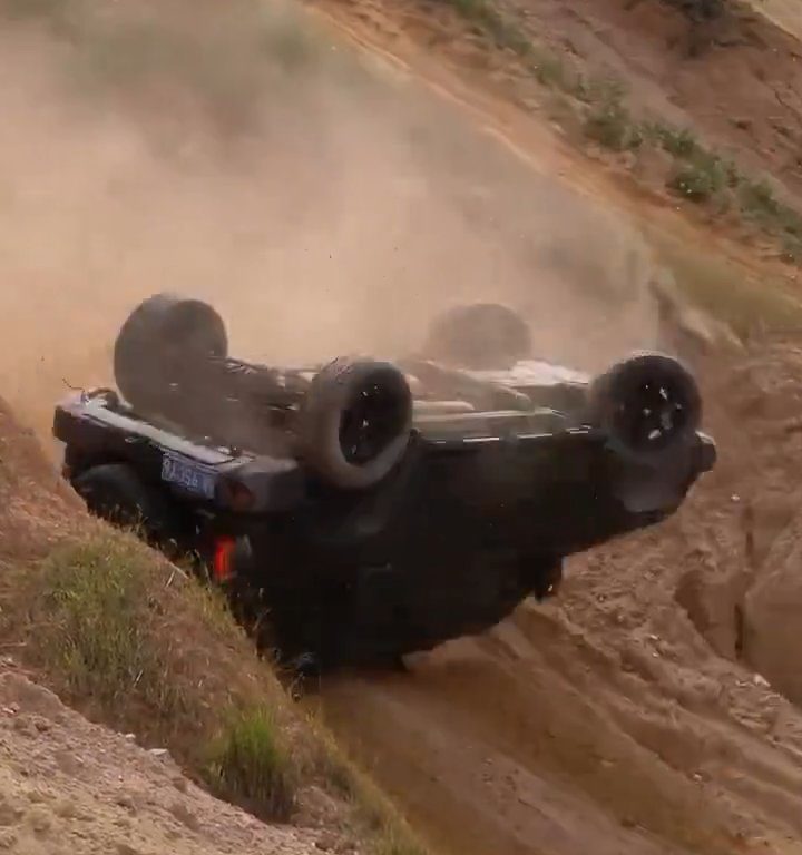 Un SUV s'écrase dans une pente lors d'une course illégale : le conducteur expulsé, vidéo choquante