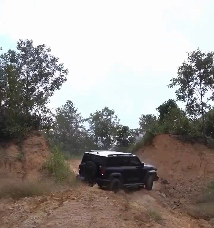 Un SUV s'écrase dans une pente lors d'une course illégale : le conducteur expulsé, vidéo choquante