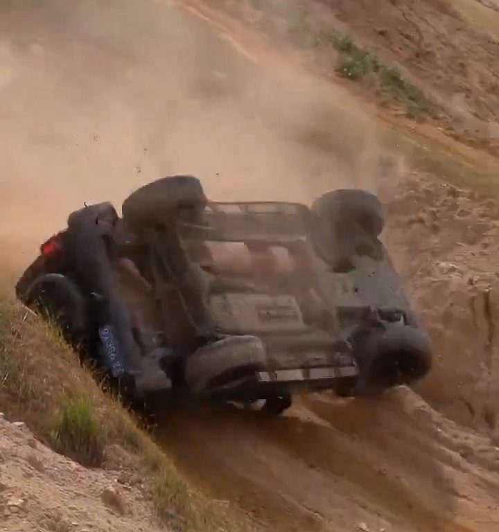 Un SUV s'écrase dans une pente lors d'une course illégale : le conducteur expulsé, vidéo choquante