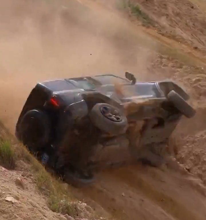 Un SUV s'écrase dans une pente lors d'une course illégale : le conducteur expulsé, vidéo choquante