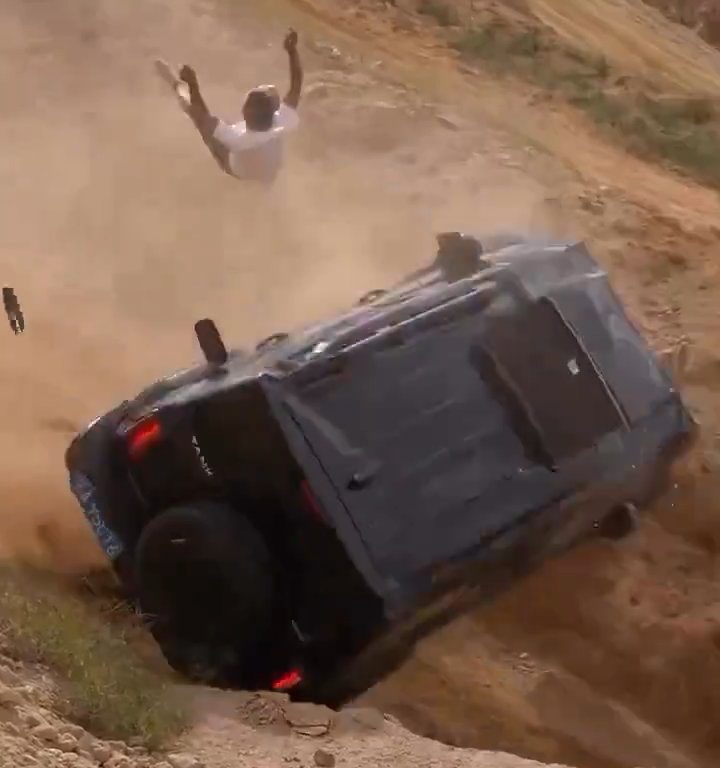 SUV stürzt bei illegalem Rennen den Abhang hinunter: Fahrer rausgeschmissen, schockierendes Video