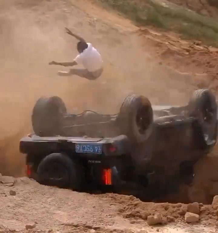 Un SUV s'écrase dans une pente lors d'une course illégale : le conducteur expulsé, vidéo choquante