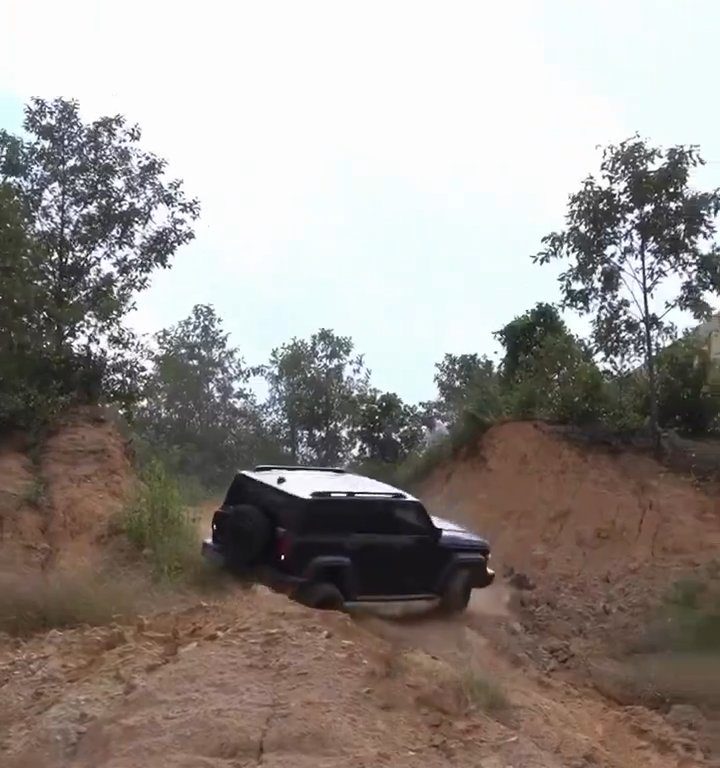 Un SUV s'écrase dans une pente lors d'une course illégale : le conducteur expulsé, vidéo choquante