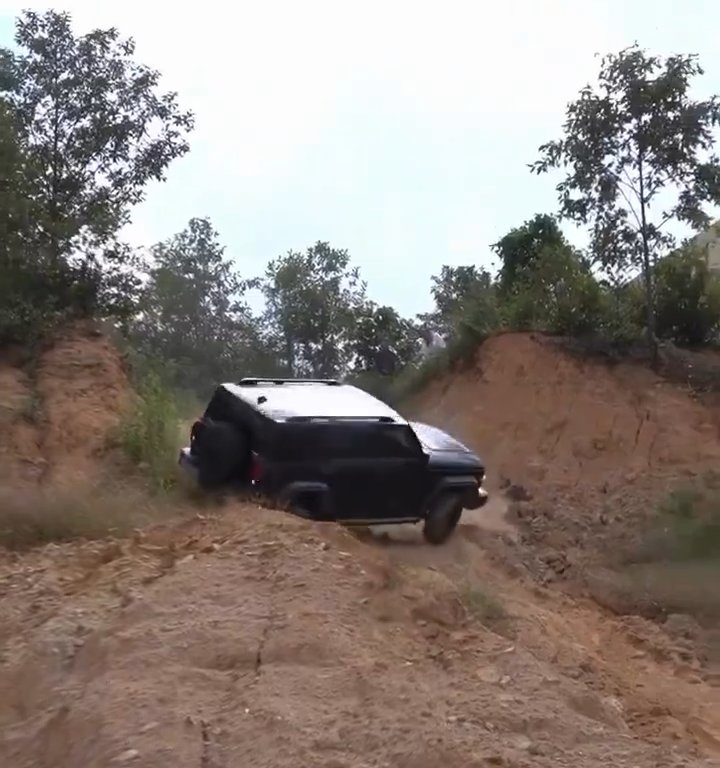 SUV stürzt bei illegalem Rennen den Abhang hinunter: Fahrer rausgeschmissen, schockierendes Video