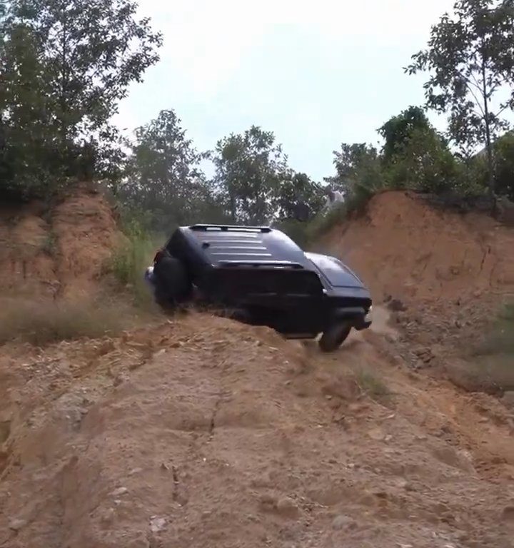 Suv precipita in scarpata durante gara illegale: autista sbalzato fuori, video shock