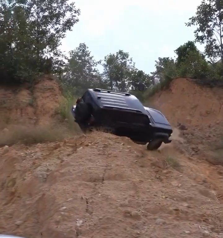 Un SUV s'écrase dans une pente lors d'une course illégale : le conducteur expulsé, vidéo choquante