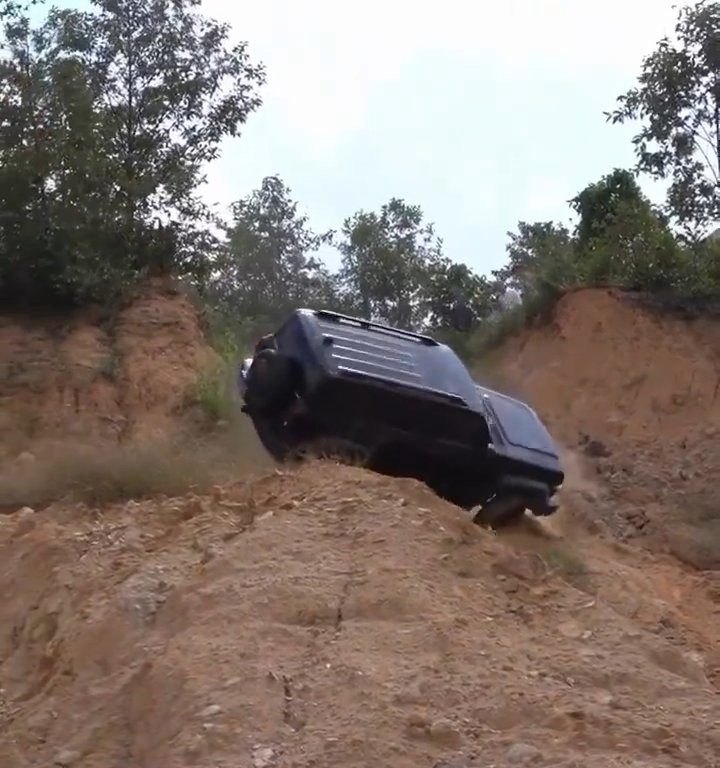 Un SUV s'écrase dans une pente lors d'une course illégale : le conducteur expulsé, vidéo choquante