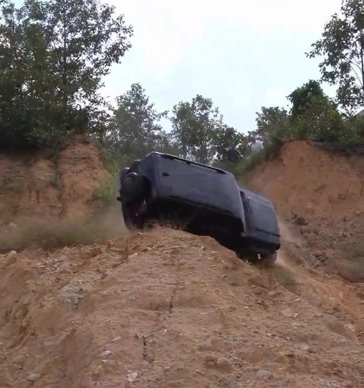 SUV stürzt bei illegalem Rennen den Abhang hinunter: Fahrer rausgeschmissen, schockierendes Video