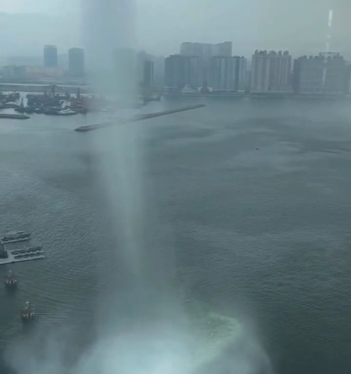 Tromba marina scuote Hong Kong non accadeva dal 1959