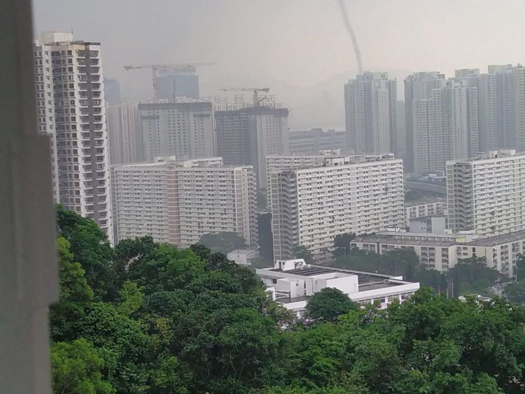 Tromba marina scuote Hong Kong non accadeva dal 1959