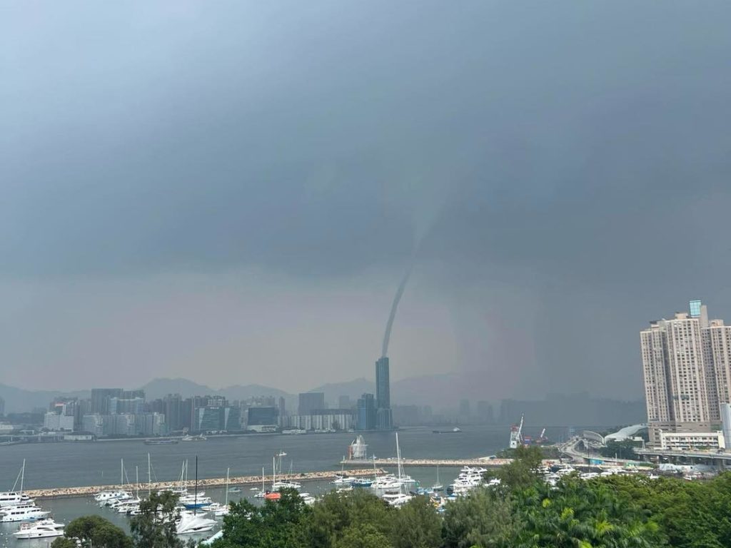 Tromba marina scuote Hong Kong non accadeva dal 1959