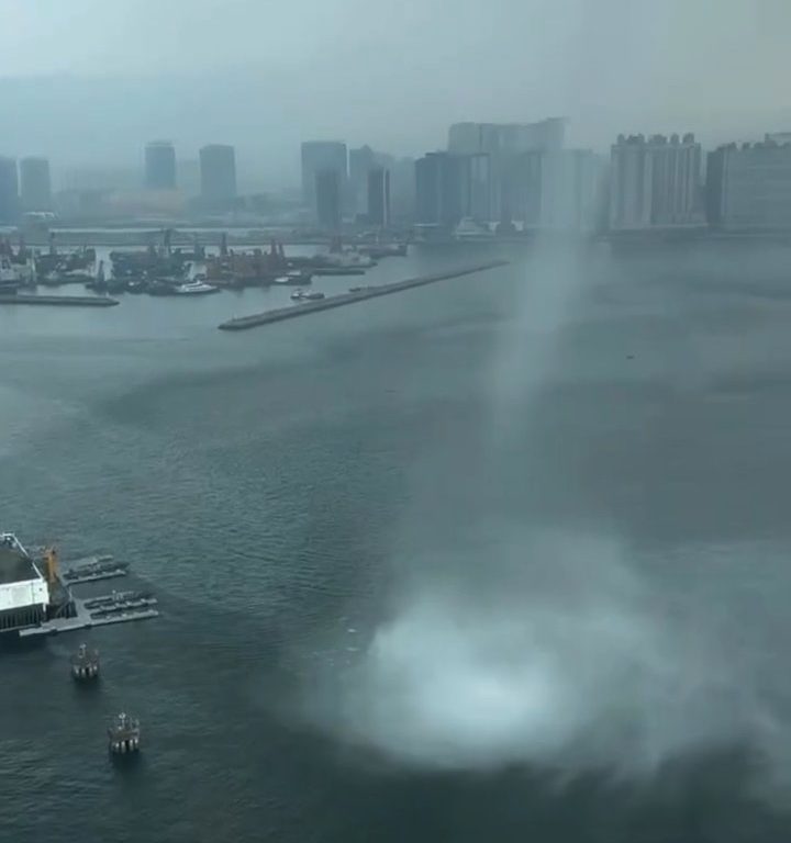 Tromba marina scuote Hong Kong non accadeva dal 1959